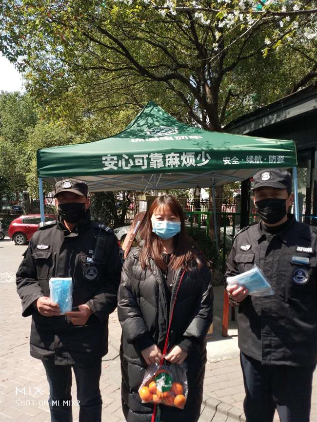 5、胡芊给保安送口罩，保安回赠桔子.jpg