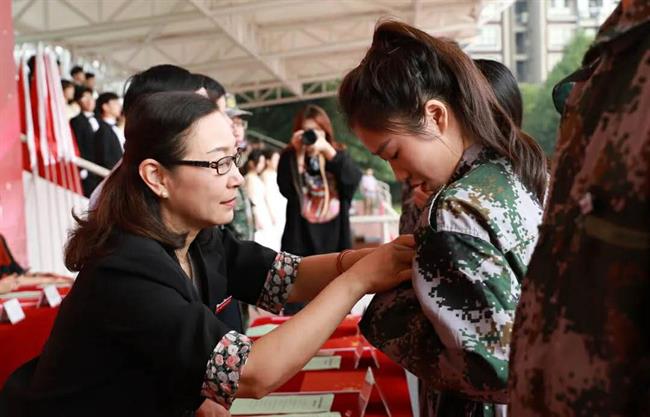 为新生挂校徽.jpg 为新生挂校徽.jpg