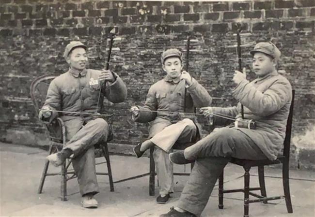 四版之一 (2)父亲在练琴.png