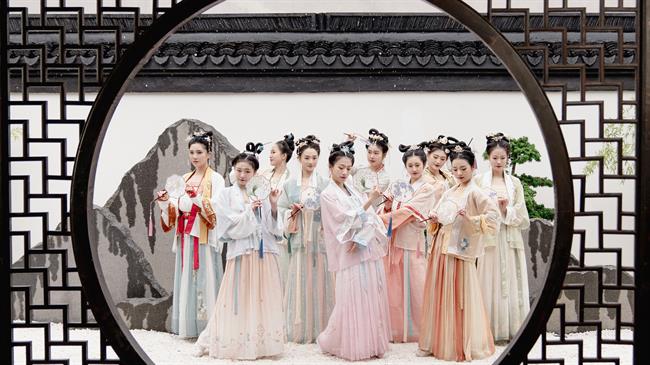 18.第九届乌镇戏剧节 古镇嘉年华剧目《花弄·醉影》(3).jpg