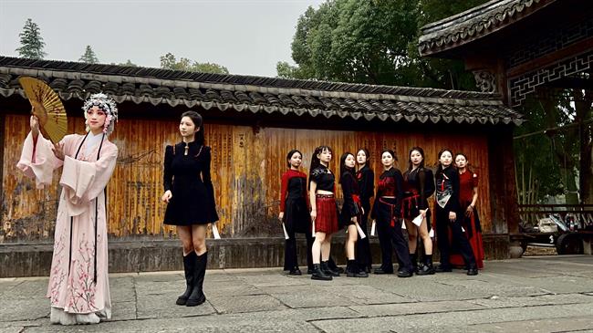 21.第十届乌镇戏剧节 古镇嘉年华剧目《游·园》(1).jpg